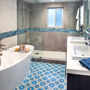 Idee per una piccola stanza da bagno padronale moderna con ante lisce, ante con finitura invecchiata, vasca freestanding, zona vasca/doccia separata, WC monopezzo, piastrelle beige, piastrelle in gres porcellanato, pareti beige, pavimento in cementine, lavabo da incasso, top in quarzo composito, pavimento blu, doccia aperta e top bianco