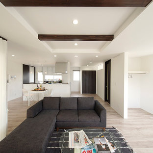 Idéer för funkis vardagsrum, med vita väggar, plywoodgolv, en fristående TV och beiget golv