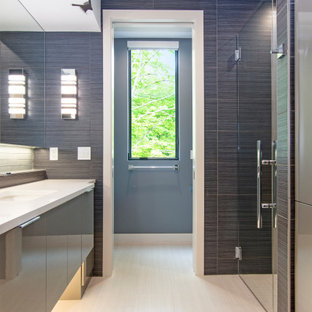 Mittelgroßes Modernes Badezimmer En Suite mit flächenbündigen Schrankfronten, grünen Schränken, bodengleicher Dusche, Wandtoilette mit Spülkasten, blauen Fliesen, Porzellanfliesen, blauer Wandfarbe, Porzellan-Bodenfliesen, Unterbauwaschbecken, Quarzit-Waschtisch, beigem Boden, Falttür-Duschabtrennung, weißer Waschtischplatte, Einzelwaschbecken, schwebendem Waschtisch und Tapetendecke in Grand Rapids