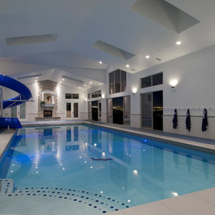 Inspiration för moderna inomhus pooler, med vattenrutschkana