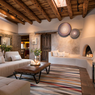 Ejemplo de salón cerrado, de estilo americano, con paredes multicolor, chimenea de esquina, marco de chimenea de yeso, televisor colgado en la pared y suelo marrón