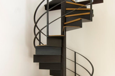 Gewendelte, Kleine Moderne Metalltreppe mit Metall-Setzstufen und Stahlgeländer in Leipzig