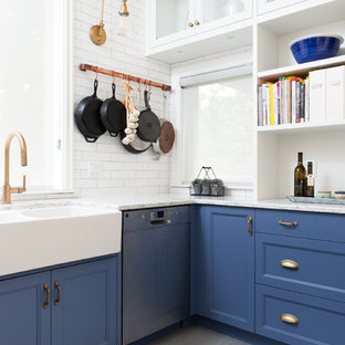 Mittelgroße Klassische Küche in U-Form mit Vorratsschrank, Landhausspüle, Schrankfronten im Shaker-Stil, blauen Schränken, Quarzwerkstein-Arbeitsplatte, Küchenrückwand in Weiß, Rückwand aus Keramikfliesen, Küchengeräten aus Edelstahl, Porzellan-Bodenfliesen, Halbinsel, grauem Boden und grauer Arbeitsplatte in Ottawa