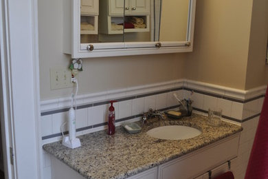 Example of a classic bathroom design in Huntington
