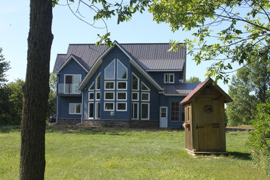 Traditional exterior home idea in Toronto