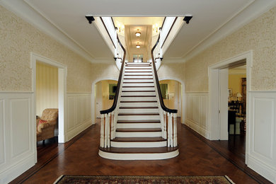 Cottage entryway photo in New York