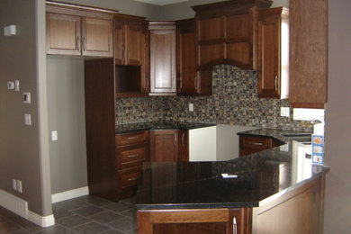 Kitchen - traditional kitchen idea in Calgary