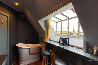 Diseño de dormitorio tipo loft contemporáneo pequeño sin chimenea con paredes azules y suelo de madera en tonos medios