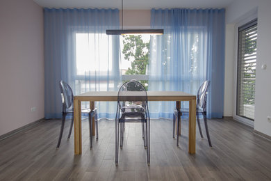 Großes Eklektisches Esszimmer mit rosa Wandfarbe, dunklem Holzboden und grauem Boden in Frankfurt am Main