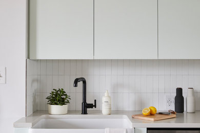 Kitchen - contemporary kitchen idea in New York