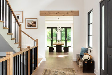 Example of a transitional entryway design in New York