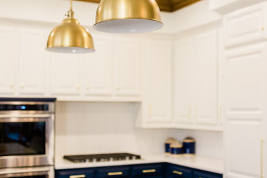 Kitchen - traditional kitchen idea in Dallas