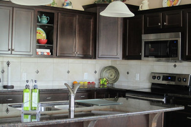 Kitchen - traditional kitchen idea in Chicago