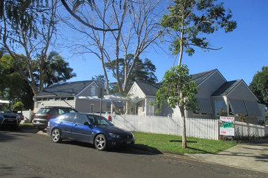Mid-sized traditional home design in Gold Coast - Tweed.