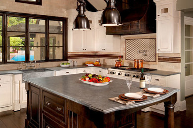 Example of a classic kitchen design in Phoenix