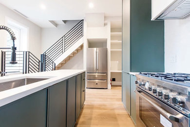 Kitchen - transitional kitchen idea in New York