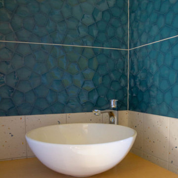 Salle de bain aménagé dans un espace étroit
