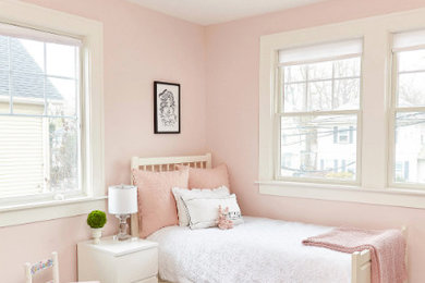 Immagine di una camera da letto con pareti rosa, parquet scuro e pavimento marrone