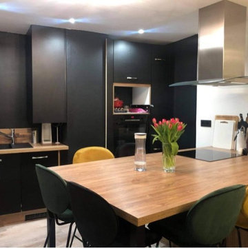 Cuisine ouverte noire et bois moderne chic avec ilot central.