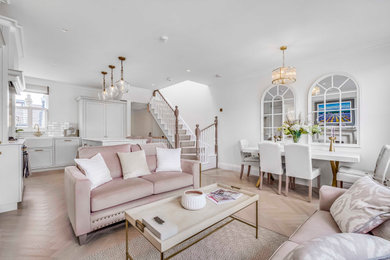 Großes, Offenes Modernes Wohnzimmer mit weißer Wandfarbe, hellem Holzboden und braunem Boden in London