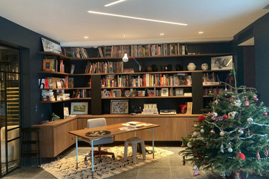 Cette image montre un bureau design.