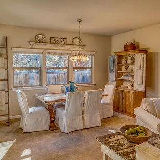 Пример оригинального дизайна: гостиная-столовая среднего размера в стиле шебби-шик с бежевыми стенами, ковровым покрытием и бежевым полом