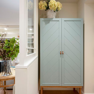 Ispirazione per un ingresso o corridoio chic con pareti beige, pavimento in laminato e pavimento marrone