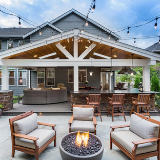 Идея дизайна: большой дворик на заднем дворе в стиле современная классика с местом для костра и покрытием из бетонных плит без защиты от солнца