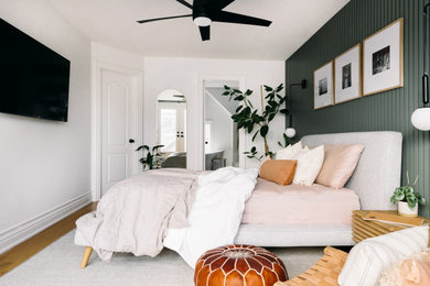 Foto de dormitorio tipo loft vintage de tamaño medio sin chimenea con paredes verdes, suelo de madera clara, panelado y suelo amarillo