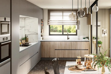 Ejemplo de cocina minimalista con armarios con paneles lisos y puertas de armario beige