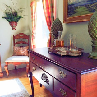Imagen de comedor de cocina clásico, de tamaño medio, con paredes verdes, suelo de madera clara, chimenea tradicional y marco de chimenea de ladrillo