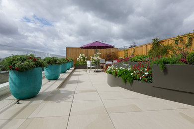Imagen de terraza actual de tamaño medio sin cubierta en azotea