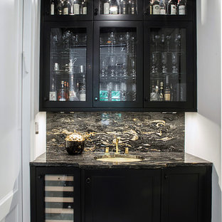 Aménagement d'une arrière-cuisine parallèle classique avec un évier encastré, un placard avec porte à panneau encastré, des portes de placard noires, un plan de travail en quartz, une crédence multicolore, une crédence en carrelage de pierre, un électroménager encastrable et un sol en marbre.