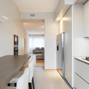 Пример оригинального дизайна интерьера: отдельная, линейная кухня в стиле модернизм с плоскими фасадами и белыми фасадами