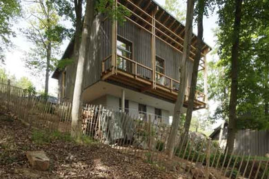 Kleines, Zweistöckiges Modernes Haus mit grauer Fassadenfarbe und Pultdach in Sonstige