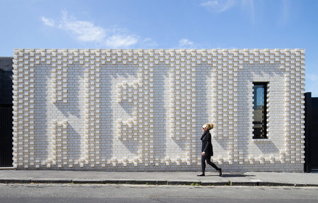 Современный Фасад дома by OOF! Architecture