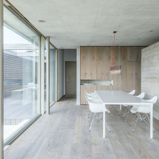 エッセンの中サイズのモダンスタイルのLDKの画像 (グレーの壁、無垢フローリング)