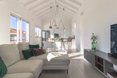 Immagine di un ampio soggiorno minimal aperto con pareti bianche, pavimento in gres porcellanato, pavimento beige e travi a vista