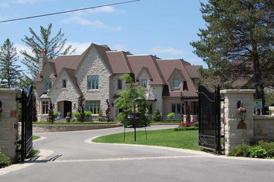 Example of a trendy entryway design in Toronto