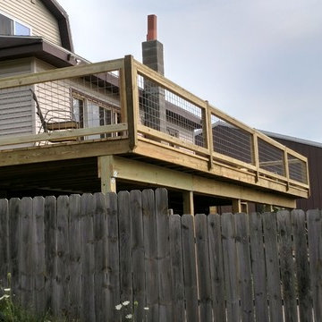 Deck with hog fence railing
