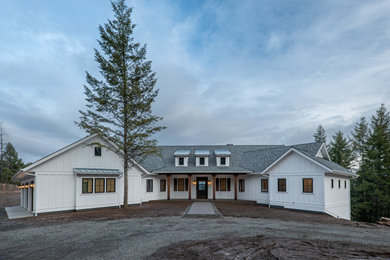 Foto de fachada de casa blanca y gris campestre con tejado de teja de madera y panel y listón