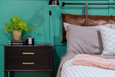 Modelo de habitación de invitados contemporánea de tamaño medio con paredes verdes, moqueta y panelado