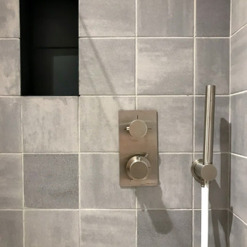 Salle de bain contemporaine dans un appartement ancien