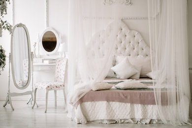 Foto de dormitorio principal y beige y rosa retro de tamaño medio con paredes blancas, suelo de madera en tonos medios, suelo gris, panelado y boiserie
