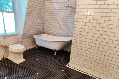 サクラメントにあるヴィクトリアン調のおしゃれな浴室の写真