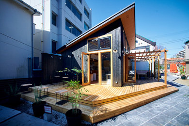 Diseño de terraza planta baja minimalista pequeña con pérgola y barandilla de madera