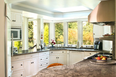 Example of a classic kitchen design in Portland