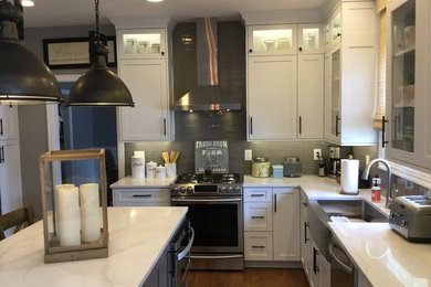 Kitchen - transitional kitchen idea in Columbus