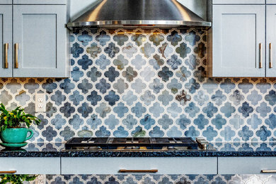 デトロイトにある地中海スタイルのおしゃれなキッチンの写真