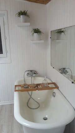 Une salle de bain en lambris avant et après huile de coude